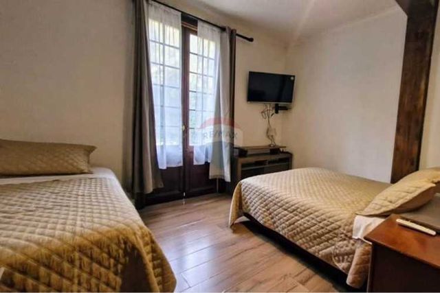 Hotel y local a pasos del metro santa lucía