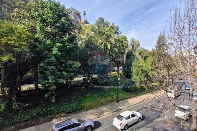 Hotel y local a pasos del metro santa lucía