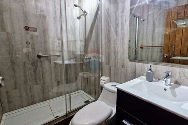 Hotel y local a pasos del metro santa lucía