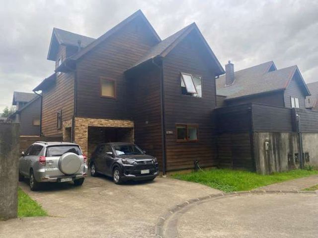 Se vende amplia casa en Isla teja