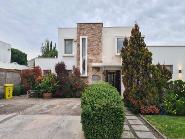 Casa Mediterránea en condominio