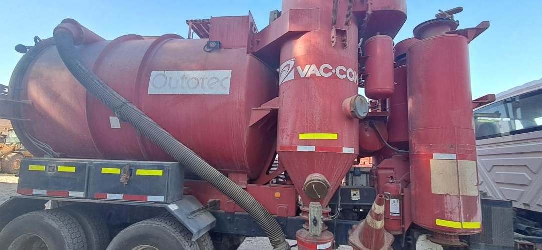 CAMION CON EQUIPO DE ASPIRADO Marca INTERNATIONA Modelo 7600 Año 2013