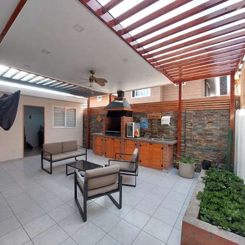 SE ARRIENDA HERMOSA Y AMPLIA CASA SECTOR COSTA LAGUNA, SIN AMOBLAR