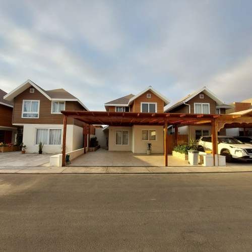 SE ARRIENDA HERMOSA Y AMPLIA CASA SECTOR COSTA LAGUNA, SIN AMOBLAR