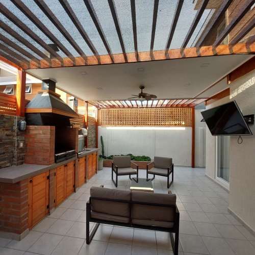 SE ARRIENDA HERMOSA Y AMPLIA CASA SECTOR COSTA LAGUNA, SIN AMOBLAR