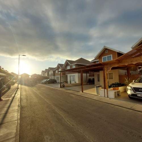 SE ARRIENDA HERMOSA Y AMPLIA CASA SECTOR COSTA LAGUNA, SIN AMOBLAR