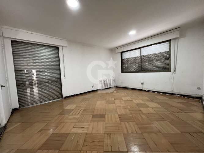 Gran casa comercial a pasos de Providencia