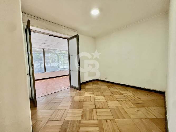 Gran casa comercial a pasos de Providencia