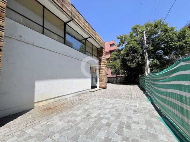 Gran casa comercial a pasos de Providencia