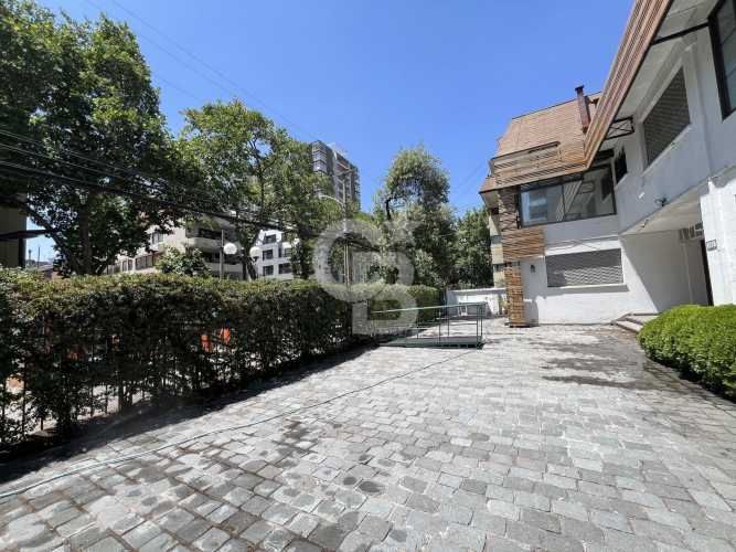 Gran casa comercial a pasos de Providencia