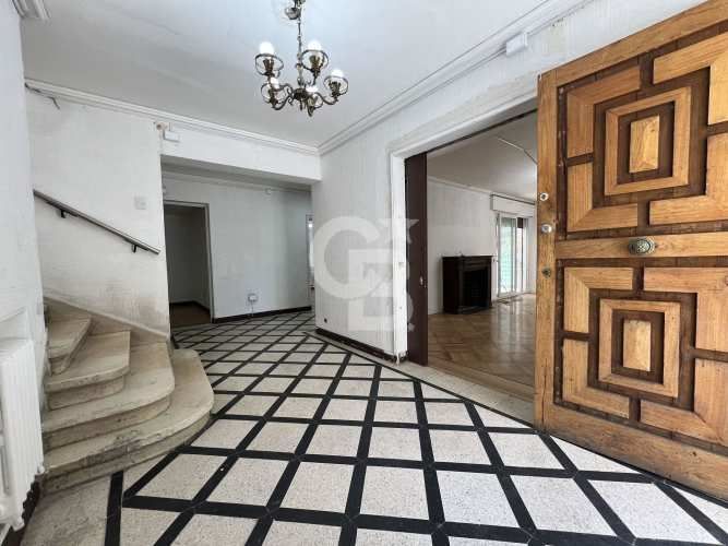 Gran casa comercial a pasos de Providencia