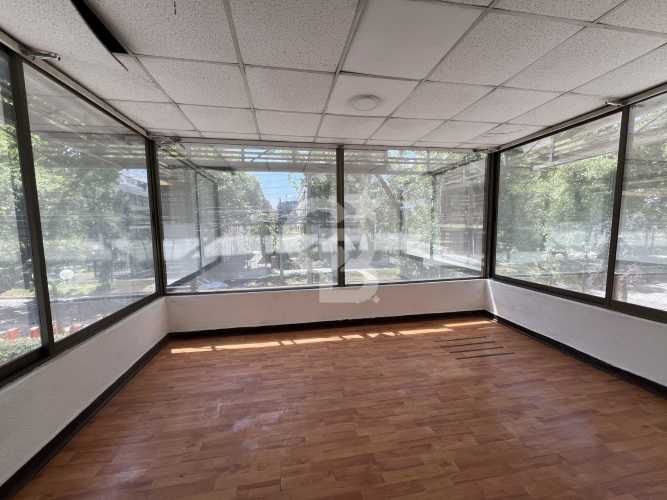 Gran casa comercial a pasos de Providencia