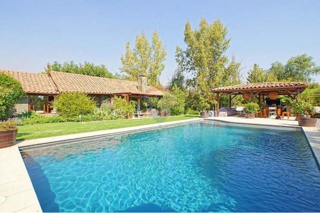 Salida av del valle, preciosa casa y jardín