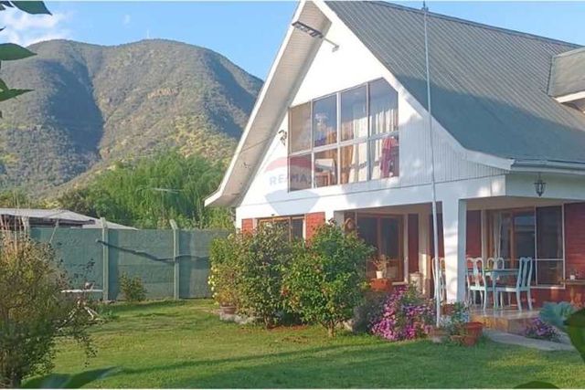 Amplia parcela con casa y piscina