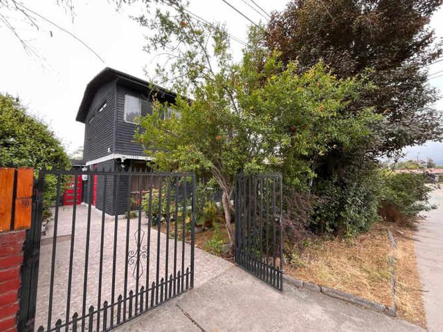 CASA FAMILIAR FRENTE A PLAZA EN LA FLORIDA