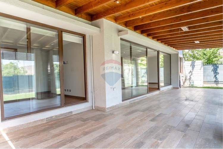 Rebajadísima casa 4d-3b+s+2 salas de estar.