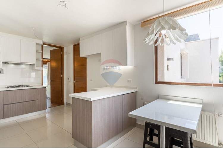 Rebajadísima casa 4d-3b+s+2 salas de estar.