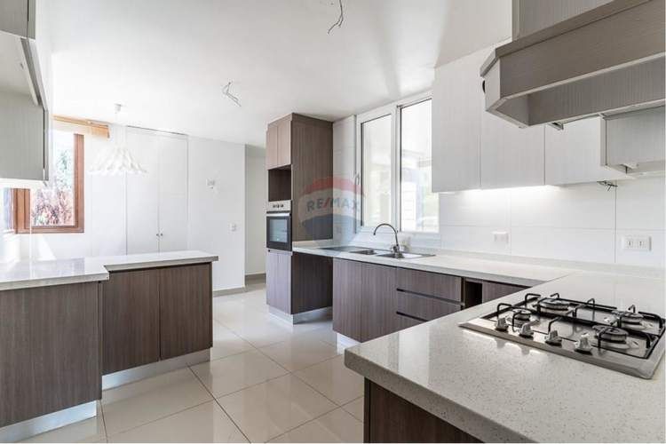 Rebajadísima casa 4d-3b+s+2 salas de estar.