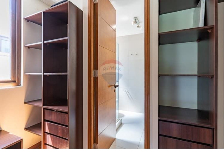 Rebajadísima casa 4d-3b+s+2 salas de estar.