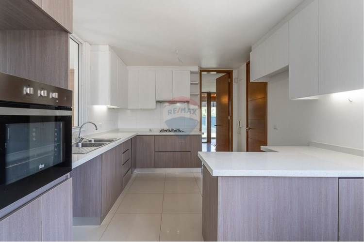 Rebajadísima casa 4d-3b+s+2 salas de estar.