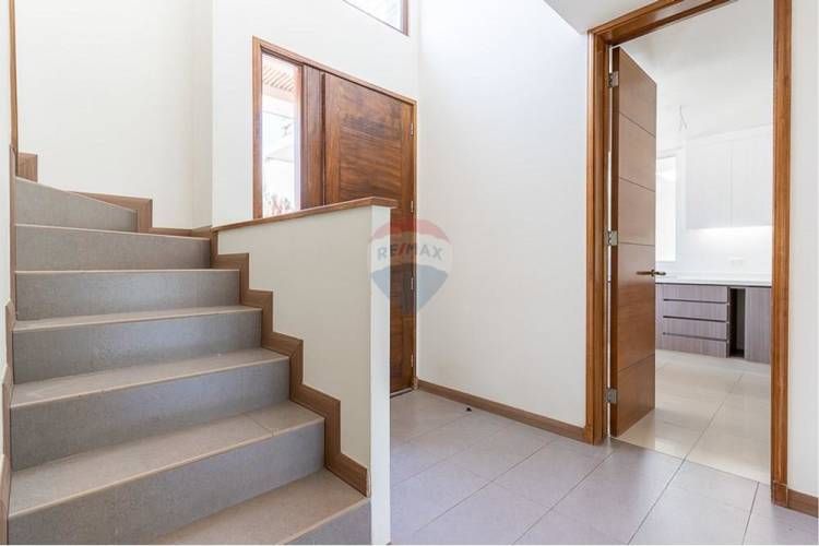 Rebajadísima casa 4d-3b+s+2 salas de estar.