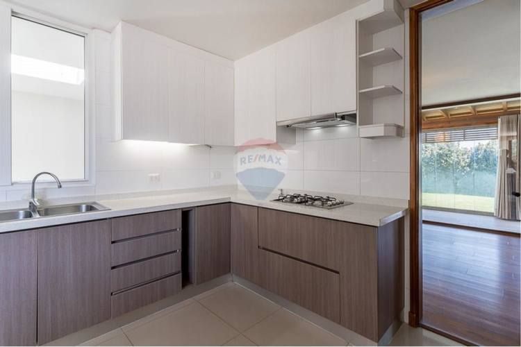 Rebajadísima casa 4d-3b+s+2 salas de estar.