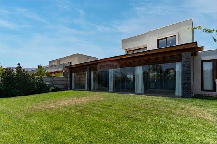 Rebajadísima casa 4d-3b+s+2 salas de estar.