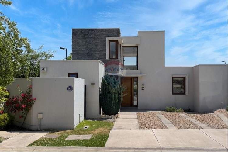 Rebajadísima casa 4d-3b+s+2 salas de estar.