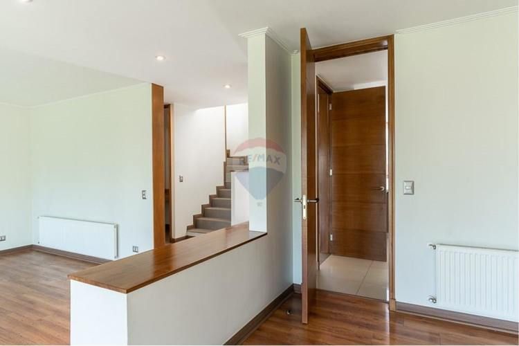 Rebajadísima casa 4d-3b+s+2 salas de estar.