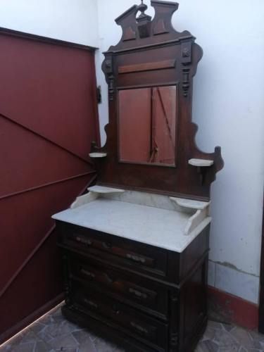 Tocador,marco bombe,silla,baúl, Ropero, Máquina coser