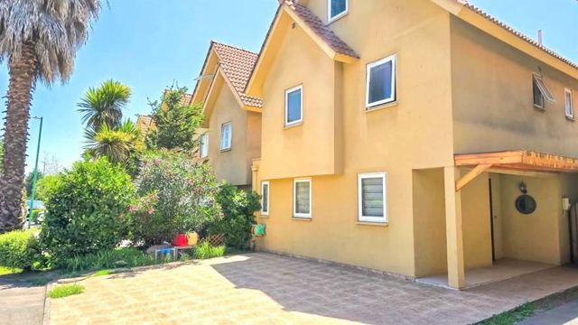 Casa en venta c/ estacionamiento en Los Libertadores