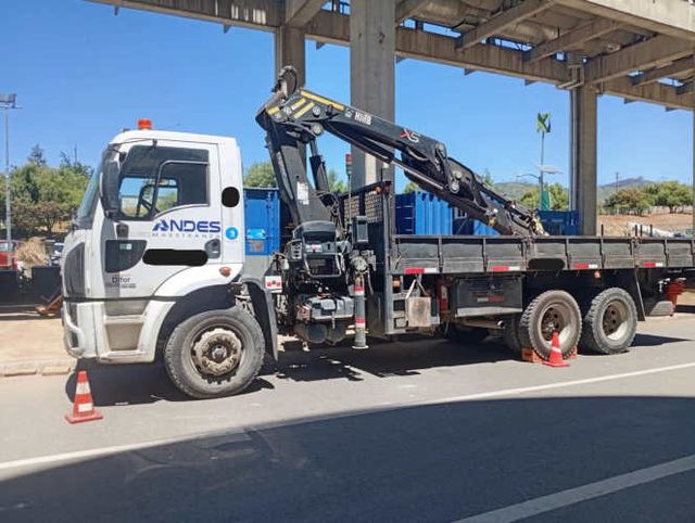 Camión Pluma Ford Cargo 2428E 2011 + Grúa Hiab 244 8,4 Ton.