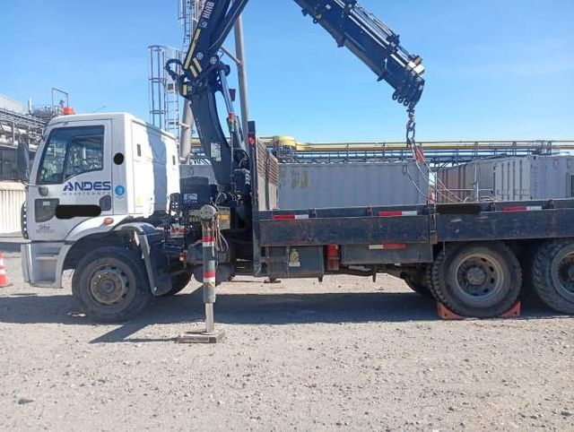 Camión Pluma Ford Cargo 2428E 2011 + Grúa Hiab 244 8,4 Ton.