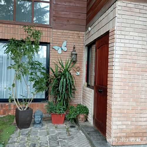 OPORTUNIDAD - AMPLIA CASA con PISCINA, TERRAZA y QUINCHO.