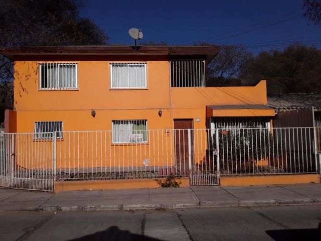 SE VENDE CASA  En ALMIRANTE LATORRE SECTOR JUAN MARTINEZ