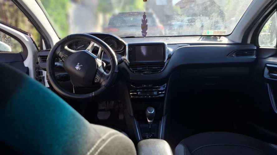 Peugeot 208 AT 