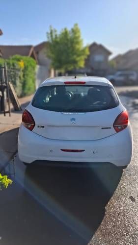 Peugeot 208 AT 