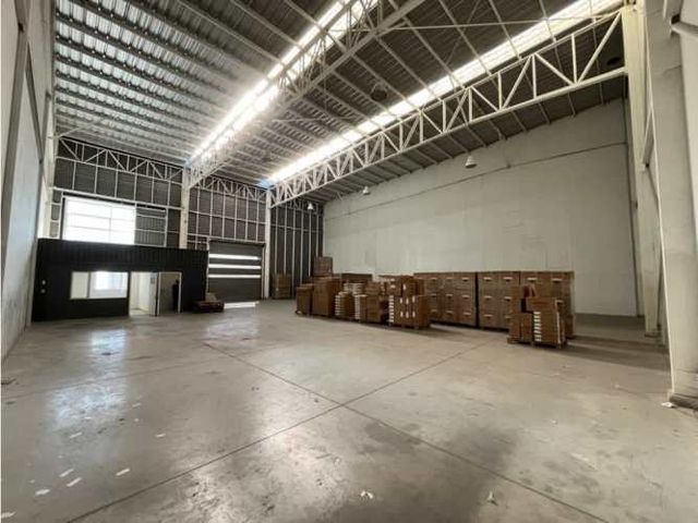 Arriendo bodega de 509 m2 c/of en Parque, sector La Montaña.