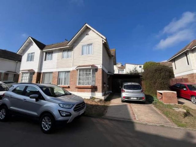 Casa familiar en condominio seguro