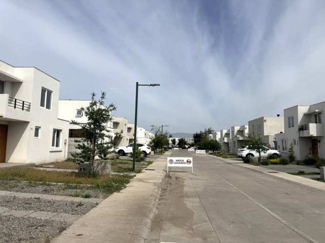 Gran Oportunidad se Arrienda Linda Casa Nueva Sin Uso en Colina!