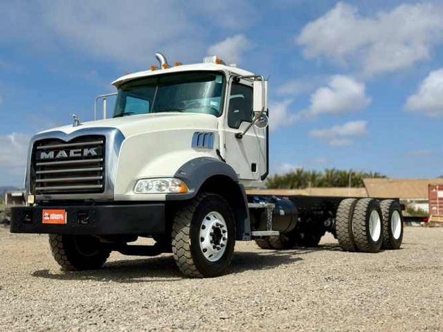 2019 Camión Mack GR64BX Granite Chasis Cabinado – IMPECABLE ESTADO