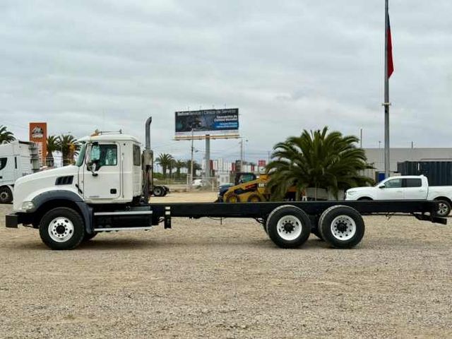 2012 Camión Mack GU813 Granite Chasis Cabinado