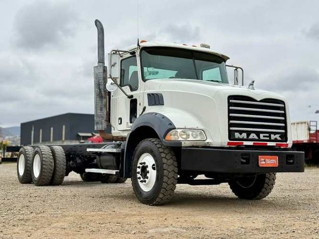 2012 Camión Mack GU813 Granite Chasis Cabinado
