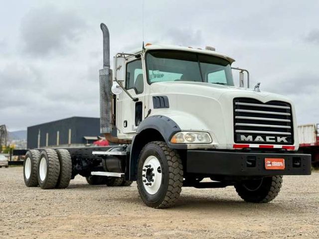 2012 Camión Mack GU813 Granite Chasis Cabinado