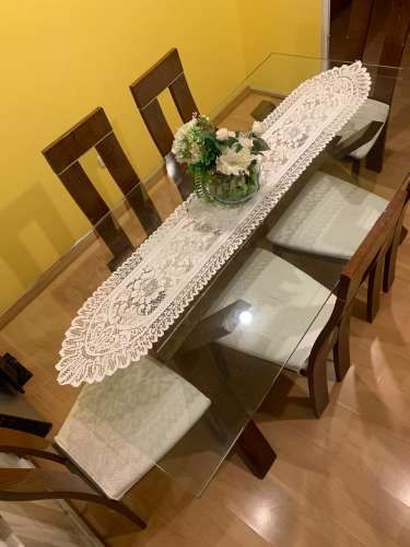 Mesa de comedor con cubierta de cristal
