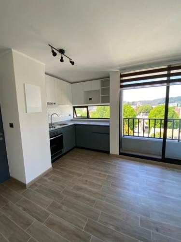 En arriendo nuevo y moderno depto. junto a UDD en