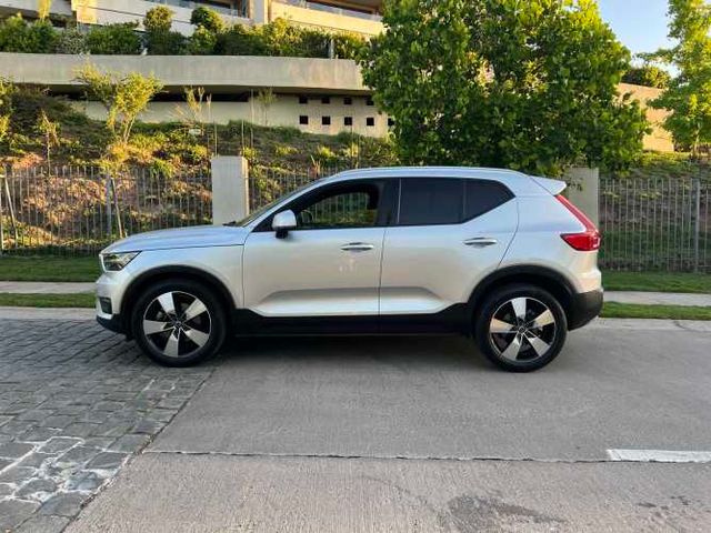 Volvo XC-40 Momentum