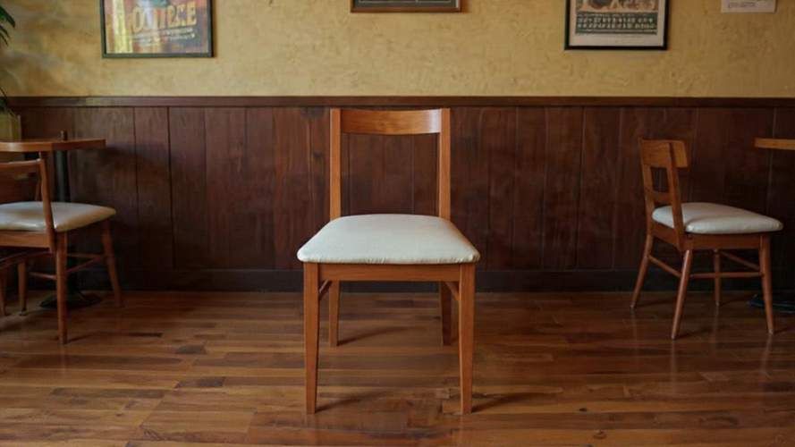 4 Sillas de madera con asiento de cuerina blanca