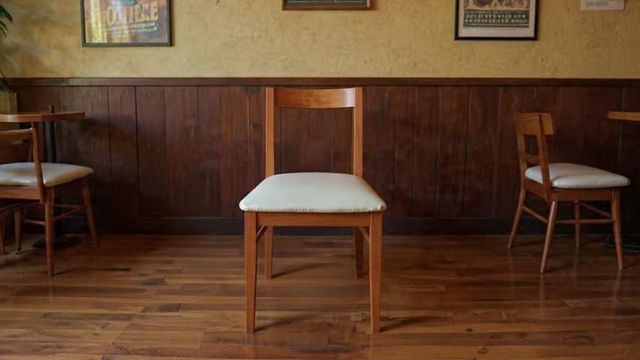 4 Sillas de madera con asiento de cuerina blanca