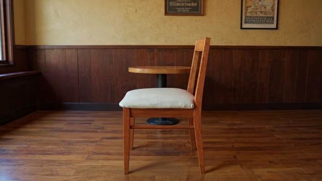 4 Sillas de madera con asiento de cuerina blanca